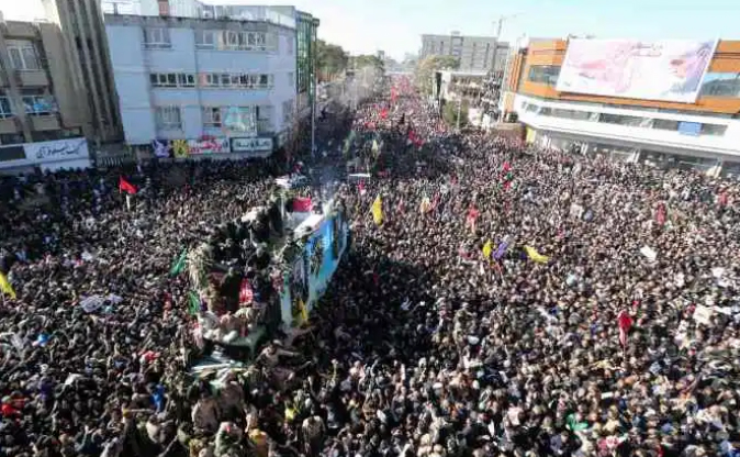 Lautan rakyat Iran mengantar pemakaman Jendral Qasem Sulaimani. foto: the sun