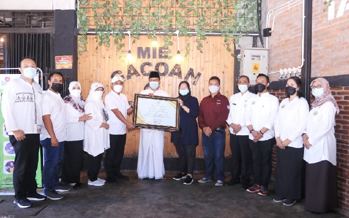 Gus Ipul saat memberikan Penghargaan Tertib Pajak 2021.
