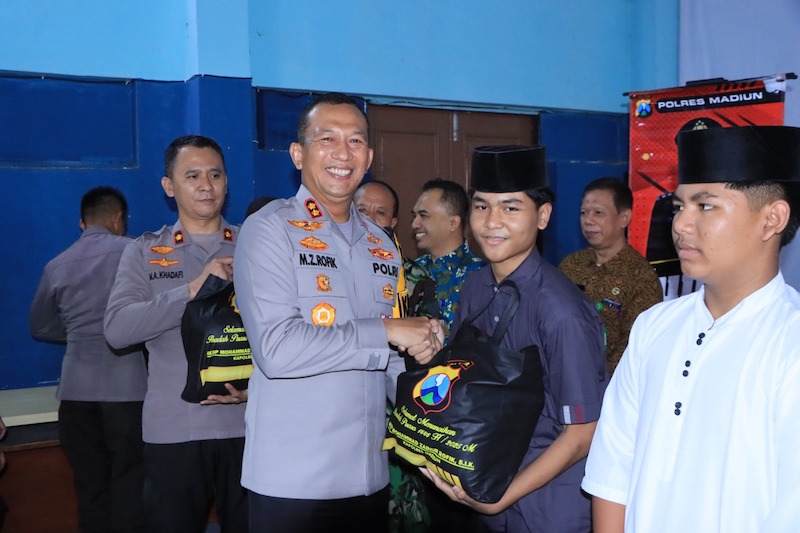 Kapolres Madiun saat membagikan santunan anak yatim di agenda Jumat Curhat