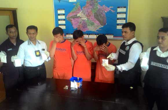 Ketiga tersangka saat diamankan di Mapolres Kediri. foto: dendi martoni/BANGSAONLINE