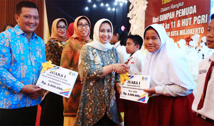 Ning Ita didampingi Kadiknas Amin Wachid memberikan secara simbolis penghargaan kepada anak-anak pintar. 