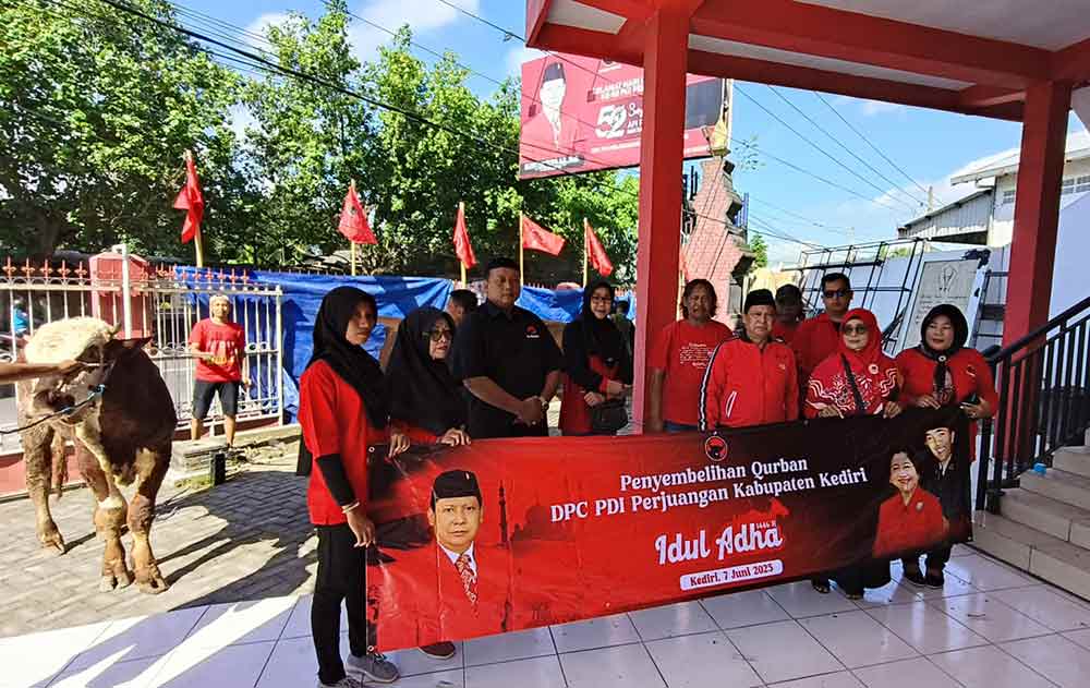 Ketua DPC PDI Perjuangkan Kabupaten Kediri, Murdi Hantoro dan jajaran sebelum acara penyembelihan hewan kurban. Foto: Muji Harjita.