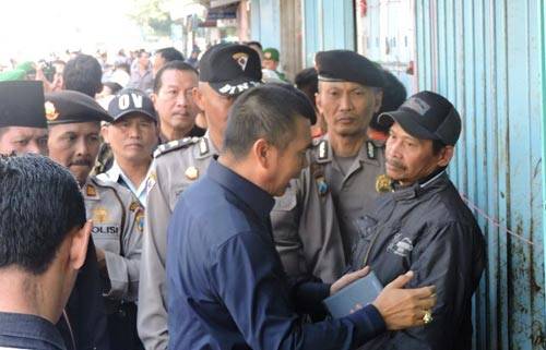 Wali Kota Malang bertemu dengan PKL di kawasan Pecinan. Foto: iwan irawan/BANGSAONLINE