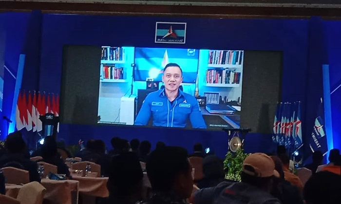 Ketua Umum DPP Partai Demokrat, Agus Harimurti Yudhoyono (AHY) menyapa Gubernur Khofifah dan Wali Kota Eri Cahyadi saat membuka Musda VI Demokrat Jatim secara virtual. foto: istimewa