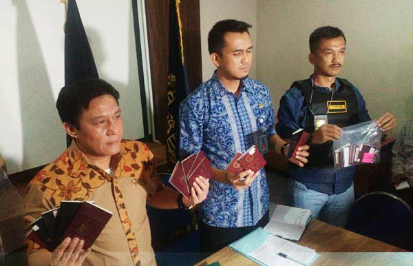 Kepala Imigrasi menujukan visa dan pasport yang tidak sesuai peruntukan. foto: rusmiyanto/BANGSAONLINE