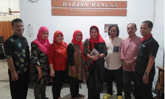 Puti Guntur ketika foto bersama dengan kru HARIAN BANGSA dan BANGSAONLINE.com di kantor redaksi.