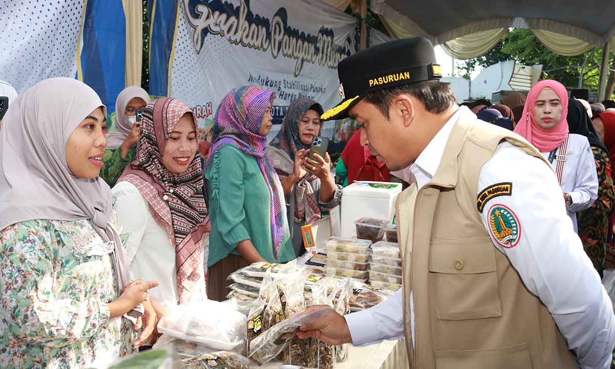Wali Kota Pasuruan saat meninjau pelaksanaan gerakan pangan murah.