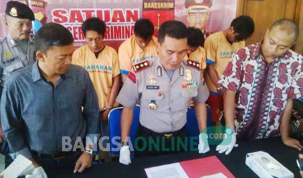 4 tersangka saat dikeler petugas di Mapolres Tuban. foto: suwandi/ BANGSAONLINE