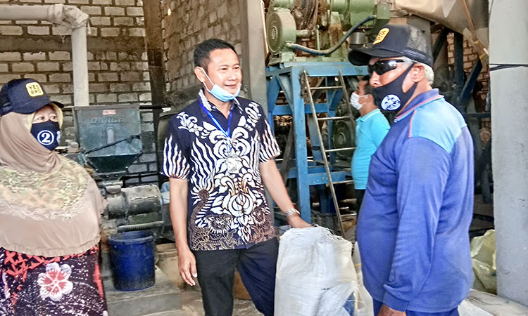 Yuhronur Efendi saat melihat proses penggilingan padi di Dusun Timbuan, Desa Tambakmenjangan, Kecamatan Sarirejo. (foto: ist)