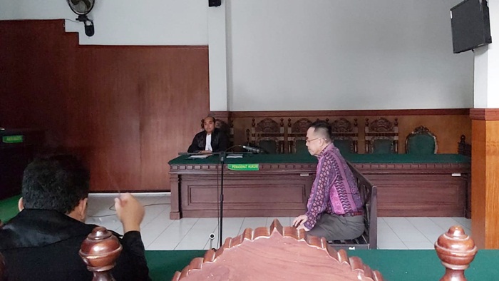Bos PT Gala Bumi Perkasa Henry J Gunawan saat menjalani persidangan.