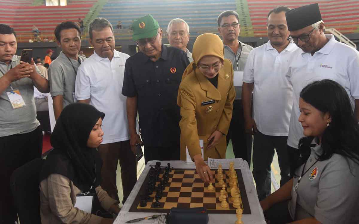 Wali Kota Kediri saat menjalankan bidak catur. Foto: Ist