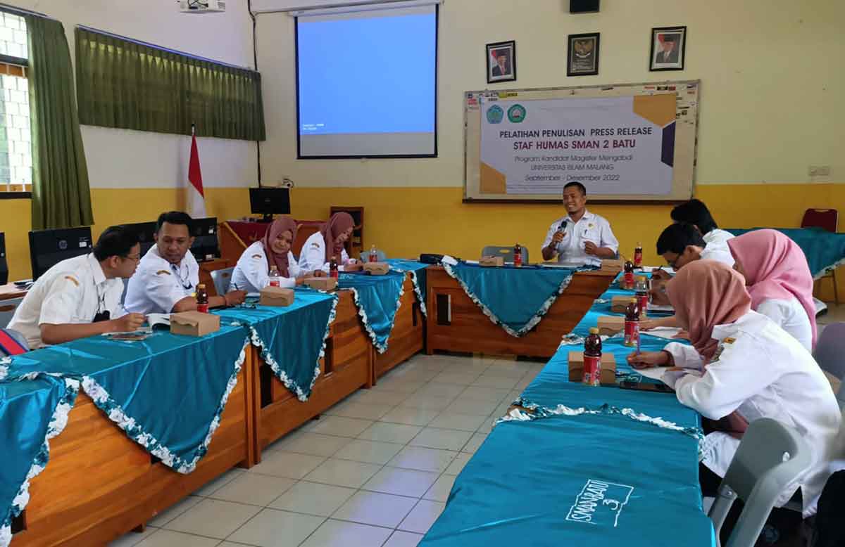 Pemateri dari Mahasiswa Program Kandidat Magister Mengabdi Universitas Islam Malang saat menyampaikan materi di SMAN 2 Batu.