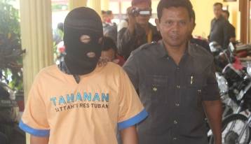 Tersangka Sampang saat digelandang. (Suwandi/BANGSAONLINE)