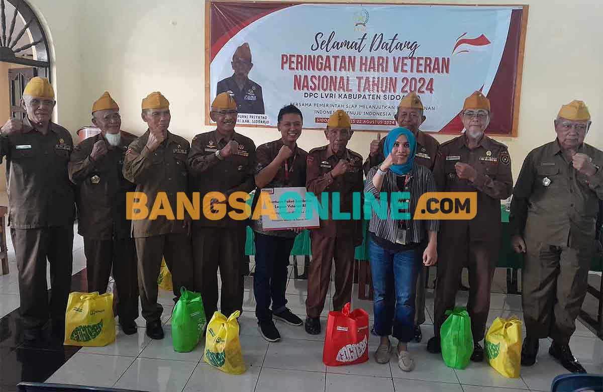 Alfamart saat menyerahkan sembako ke para veteran ketika bakti sosial. Foto: MUSTAIN/BANGSAONLINE
