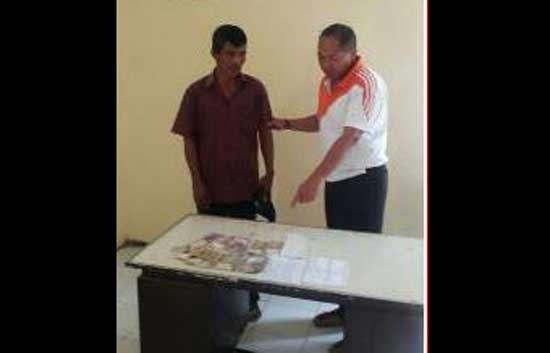 Tersangka Sukarjo bersama barang bukti saat  diamankan petugas. foto: SUWANDI/ BANGSAONLINE