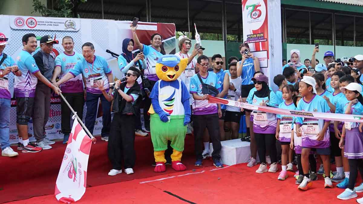 Wakil Wali Kota Kediri saat melepas keberangkatan peserta Run IDI Berlari. Foto: Ist