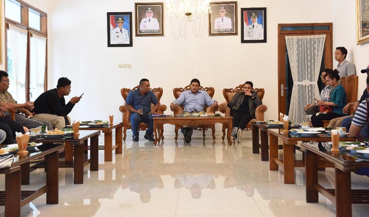Wali Kota Kediri didampingi Anggota Komisi X DPR RI Abdul Hakim Bawaqih usai menerima atlet senam artistik Shalfa Avrila Siani dan keluarganya di rumah dinas wali kota.