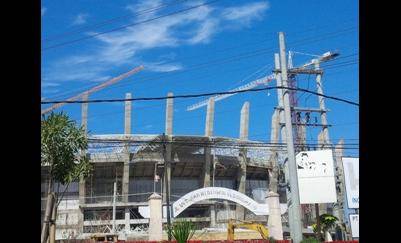Stadion Gunung Lengis, di Desa Segoro Madu, Kebomas yang berada di bawah SUTET. (foto: syuhud/BANGSAONLINE)