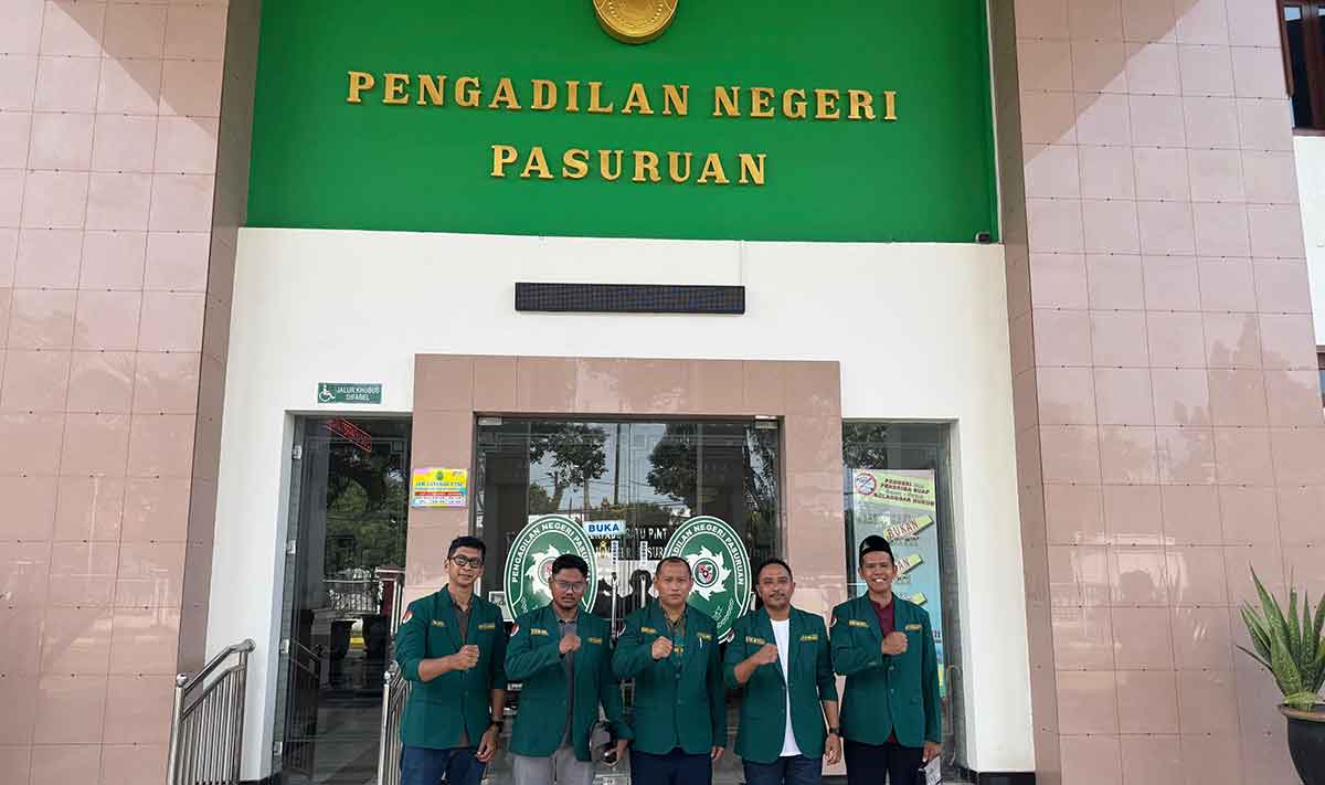 Ketua LBH PC Ansor Bangil, Akhmad Soim, bersama jajarannya.