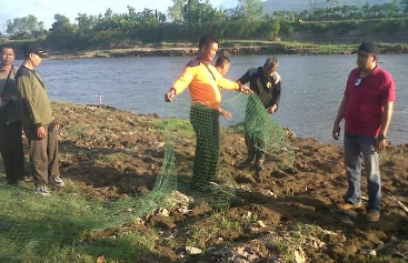 Tim BKKSDA Jatim saat menyiapkan jala untuk berburu buaya. (foto: agus hp/BANGSAONLINE)