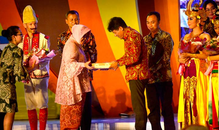 Wali Kota Risma saat memberikan cinderamata kepada Presiden CIOFF Indonesia Said Rahmat.