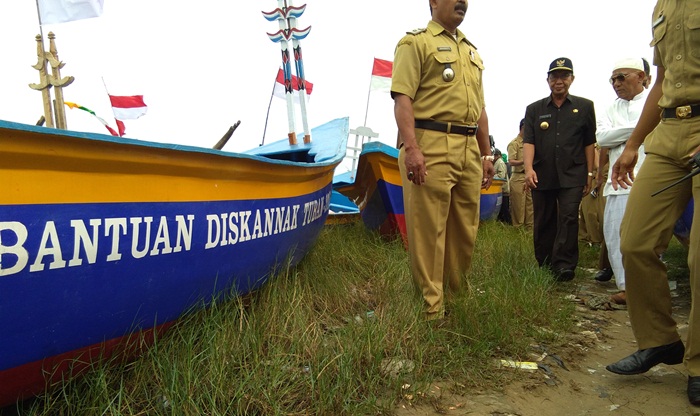 Bupati Fathul Huda menyerahkan sejumlah bantuan kapal dan beberapa alat tangkap ikan kepada para nelayan di Kabupaten Tuban.