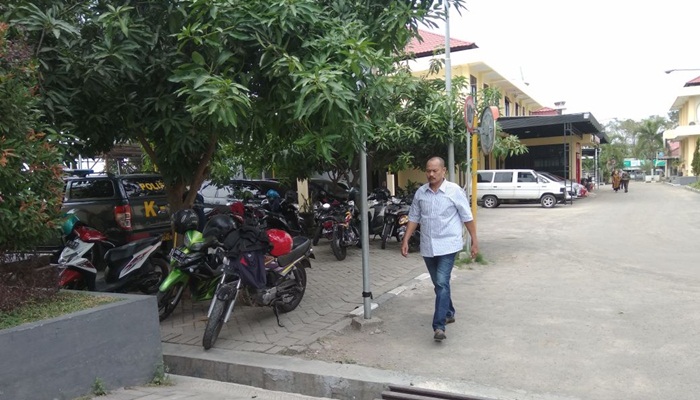 Nano Santoso Hudiarto saat menuju gedung Sabhara. Foto: SOFFAN S/BANGSAONLINE
