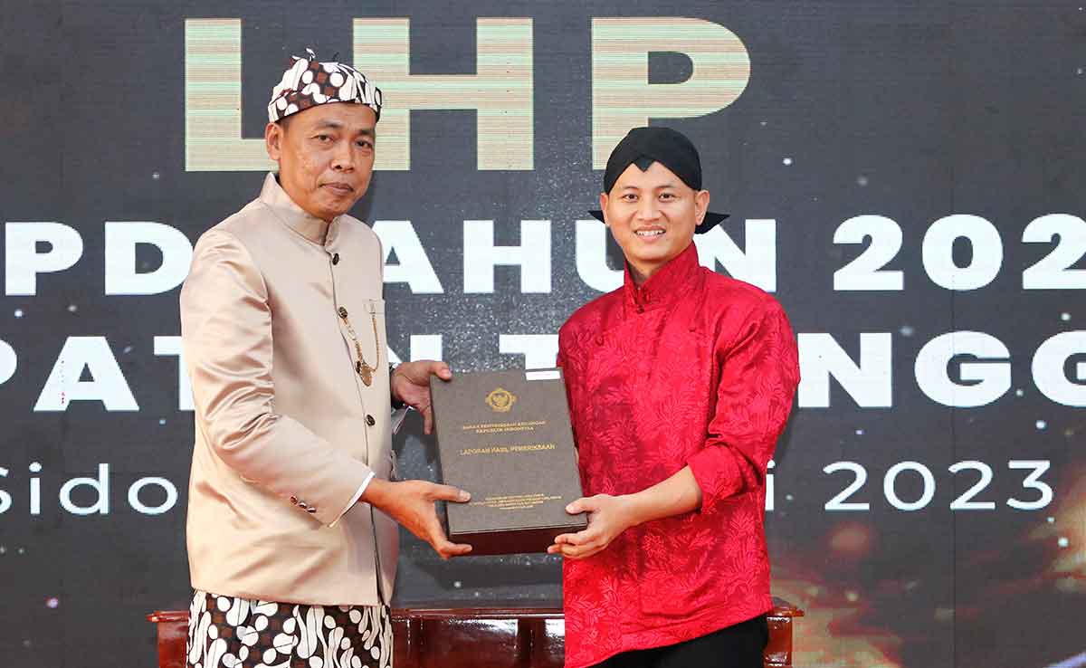 Bupati Trenggalek, Mochamad Nur Arifin, ketika menerima penghargaan WTP.