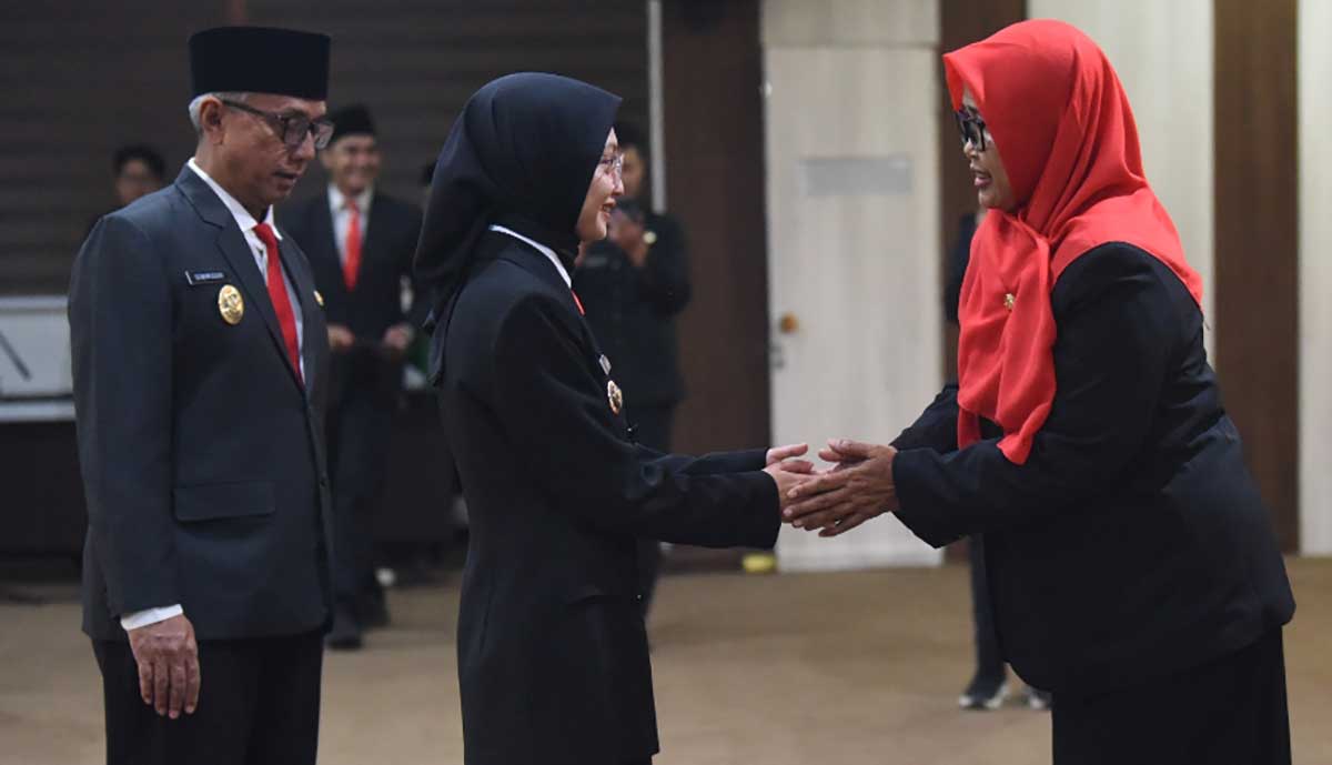 Wali Kota Kediri didampingi wakilnya saat menyalami Endang Kartika Sari sebagai penjabat sekretaris daerah setempat. Foto: Ist