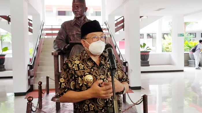 Wali Kota Blitar Santoso saat menggelar jumpa pers di lobi Kantor Pemkot Blitar, Jumat (12/3/2021) pukul 16.20 WIB.