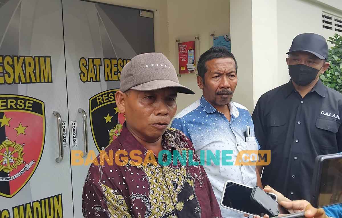 Kades Kedungrejo, Suyadi, saat menjelaskan pemerasan yang dialami kepada wartawan di Mapolres Madiun. Foto: HENDRO SUHARTONO/BANGSAONLINE
