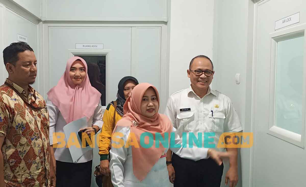 Kepala Dinkes Gresik, Mukhibatul Khusnah, bersama Kepala BLP Kurniawan Eko Yuwanto, dan Tim PPSD Kejaksaan, Sudiarto, meninjau ruang laboratorium. Foto: SYUHUD/BANGSAONLINE