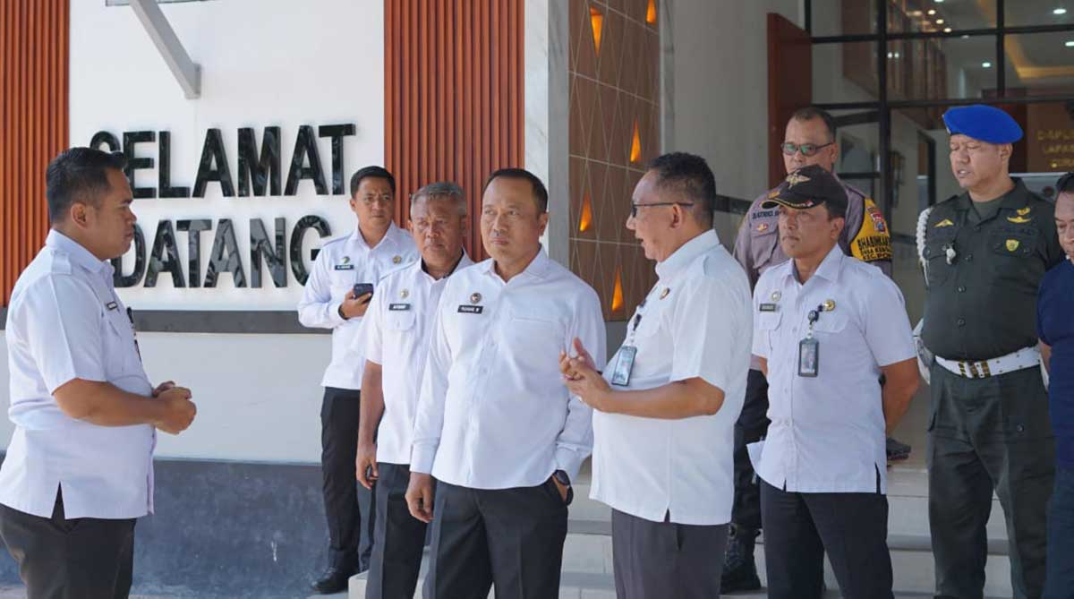 Tenaga Ahli Menteri Imipas, Laksamana Muda TNI (Purn) Rahmad Wahyudi, saat melakukan peninjauan di Lapas Porong.
