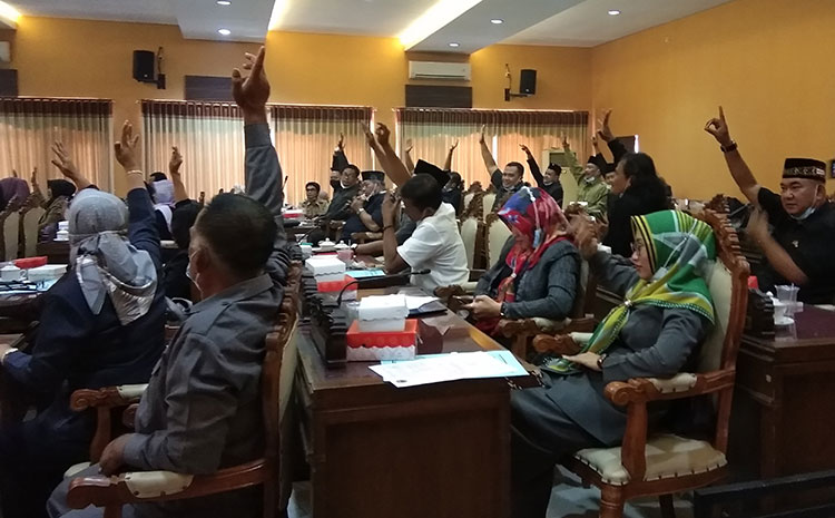 Acungan tangan anggota DPRD Nganjuk menandai hak interpelasi disetujui. (foto: BAMBANG DJ/BANGSAONLINE)