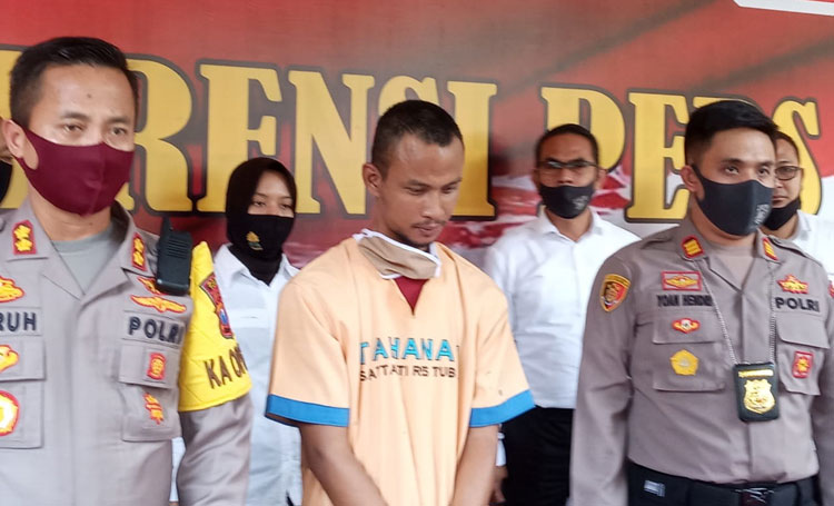 Pelaku pencabulan saat dihadirkan dalam rilis pers di Mapolres Tuban.