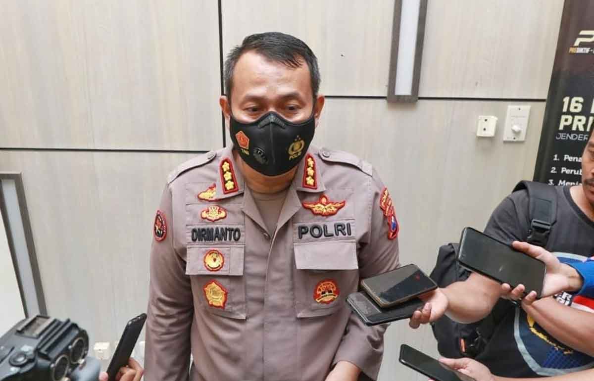 Kabid Humas Polda Jatim, Kombes Pol Dirmanto, saat memberi keterangan kepada awak media.
