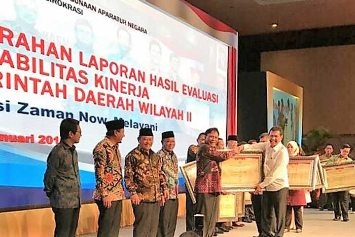 Bupati Gresik Sambari Halim Radianto menerima penghargaan dari Menpan-RB Asman Abnur.