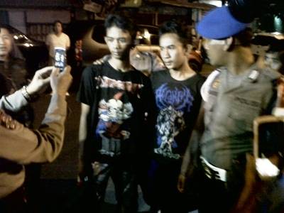 ?

BDS dan AF terjaring razia. Eh, fotonya malah berpose. Foto:rusmiyanto/BANGSAONLINE