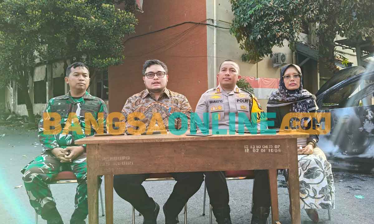 Bupati Kediri saat konferensi pers didampingi jajaran pejabat setempat. Foto: MUJI HARJITA/BANGSAONLINE