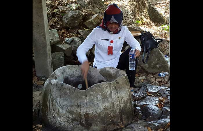 Hj. Endang Surjasri, Kepala Disparpora Pacitan saat berada di bilik Brumbung. 