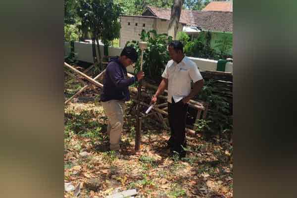 Tim Ukur Kantah Pasuruan melakukan pengukuran tanah wakaf di Desa Segoropuro. (Ist)