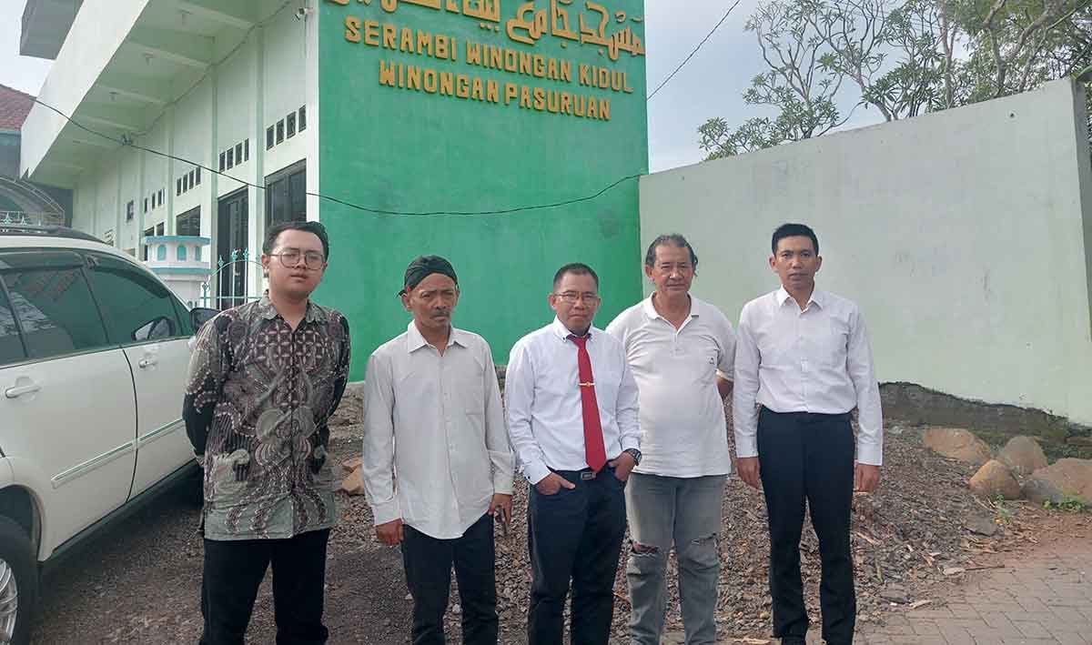Kuasa hukum Bambang, ketua tim penggali fakta, dan para advokat Gus Tom.
