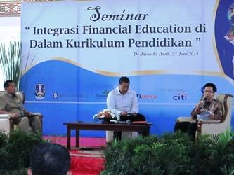 Hudiono dari Dinas Pendidikan Jatim (kiri) dan Budi Widihartanto (kanan) saat menjadi nara sumber seminar finansial untuk remaja. foto: nisa/BANGSAONLINE