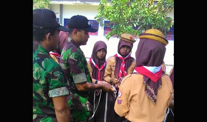 Babinsa Kwanyar latih Pramuka MA Cendana Bangkalan.