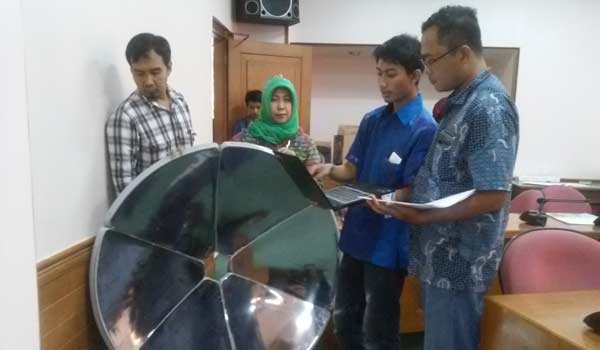 Para siswa saat memperagakan keahlian di depan para dewan juri. (foto: syuhud/ BANGSAONLINE)
