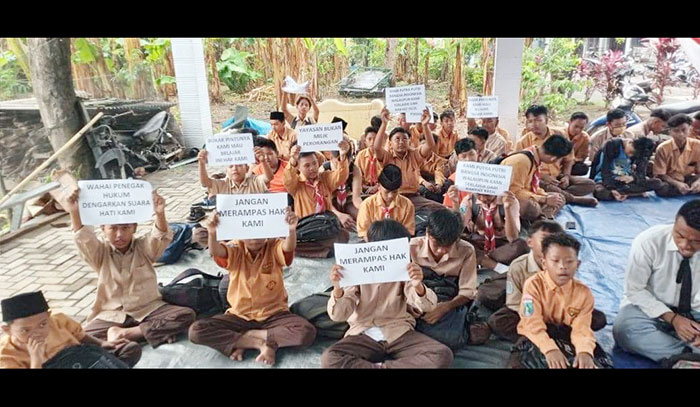 Ratusan pelajar di Desa Alas Buluh, Kecamatan Wongsorejo, Kabupaten Banyuwangi terlunta-lunta karena gedung sekolahnya disegel, Sabtu (13/8/2022) kemarin.