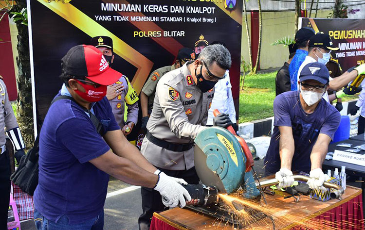 Sebanyak 44 buah knalpot brong dimusnahkan Polres Blitar dalam gelar pemusnahan barang bukti di halaman Mapolres Blitar, Rabu (5/5/2021). (foto: ist)