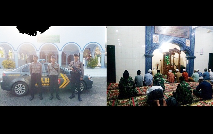 Kiri: Sabhara Polres Bangkalan itu rutin melakukan salat jamaah di masjid. Kanan:  Anggota Koramil Kecamatan Blega juga nampak terlihat bergabung di shaf pertama di masjid.