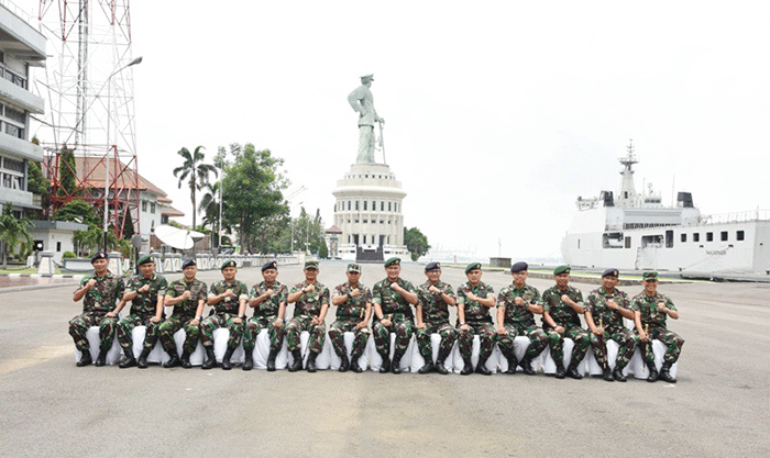Panglima Koarmada II foto bersama Panglima Divisi Infanteri 2 Kostrad beserta rombongan. 