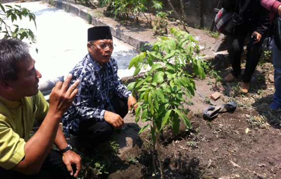 Cawabup Masykuri saat berkunjung di Desa Jambu yang warganya mayoritas berwirausaha kelengkeng. foto: arif kurniawan/BANGSAONLINE